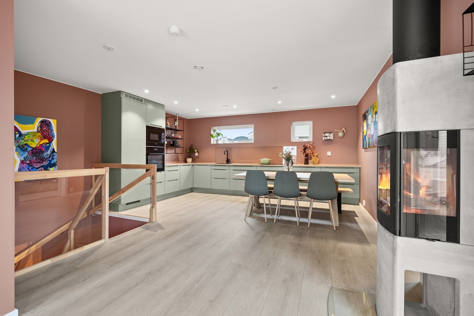 I boligens andre etasje finner du oppholdsrom med kjøkken Galleribilde