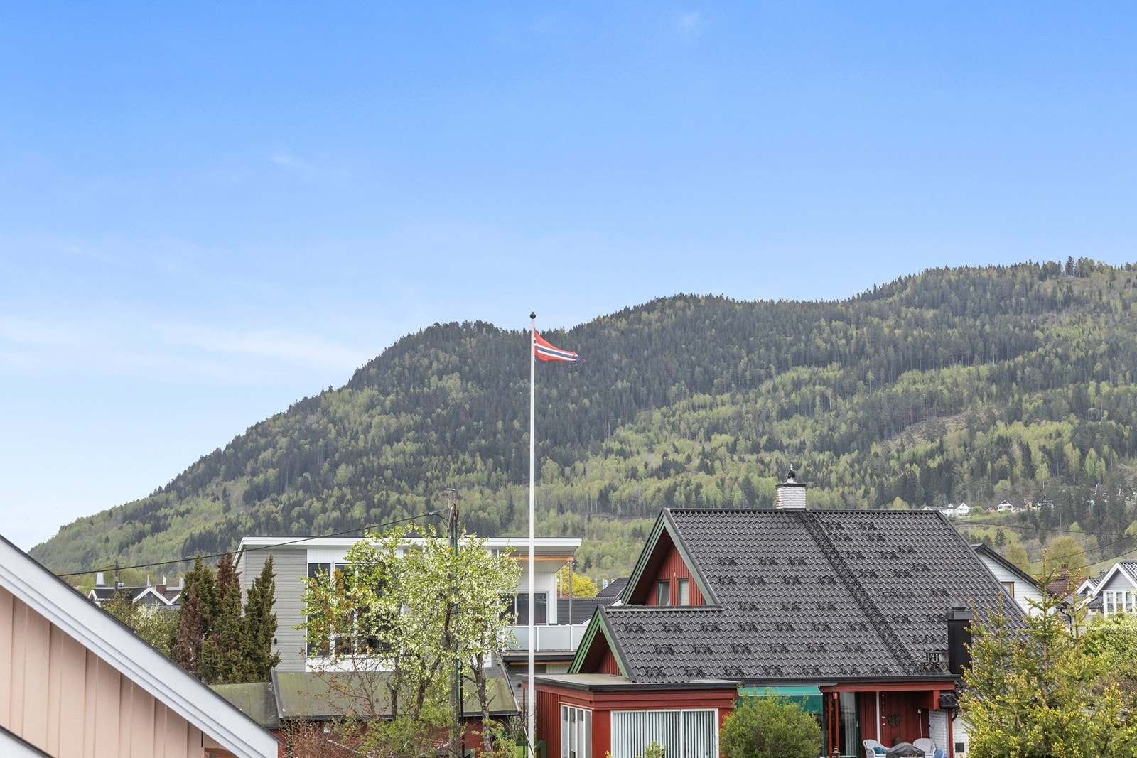 Hyggelig utsikt og formiddagssol Galleribilde