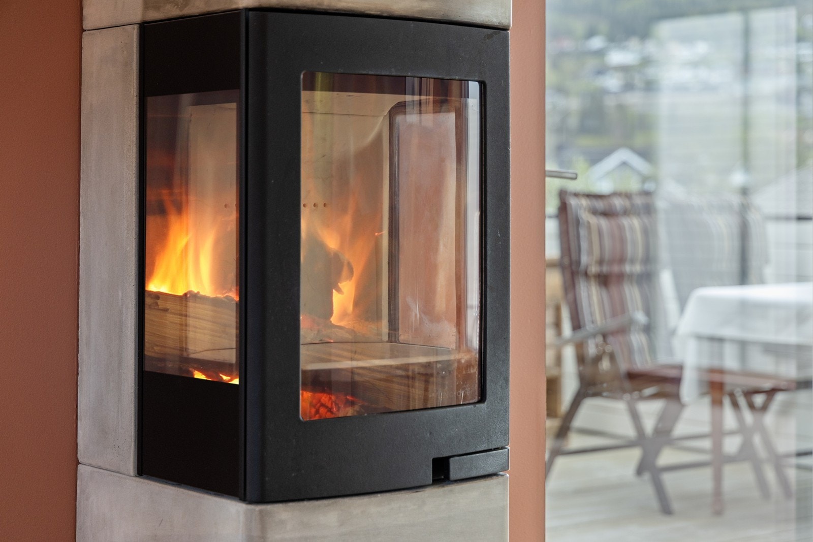 Peisovn som bidrar til en lun atmosfære i oppholdsrommet Galleribilde