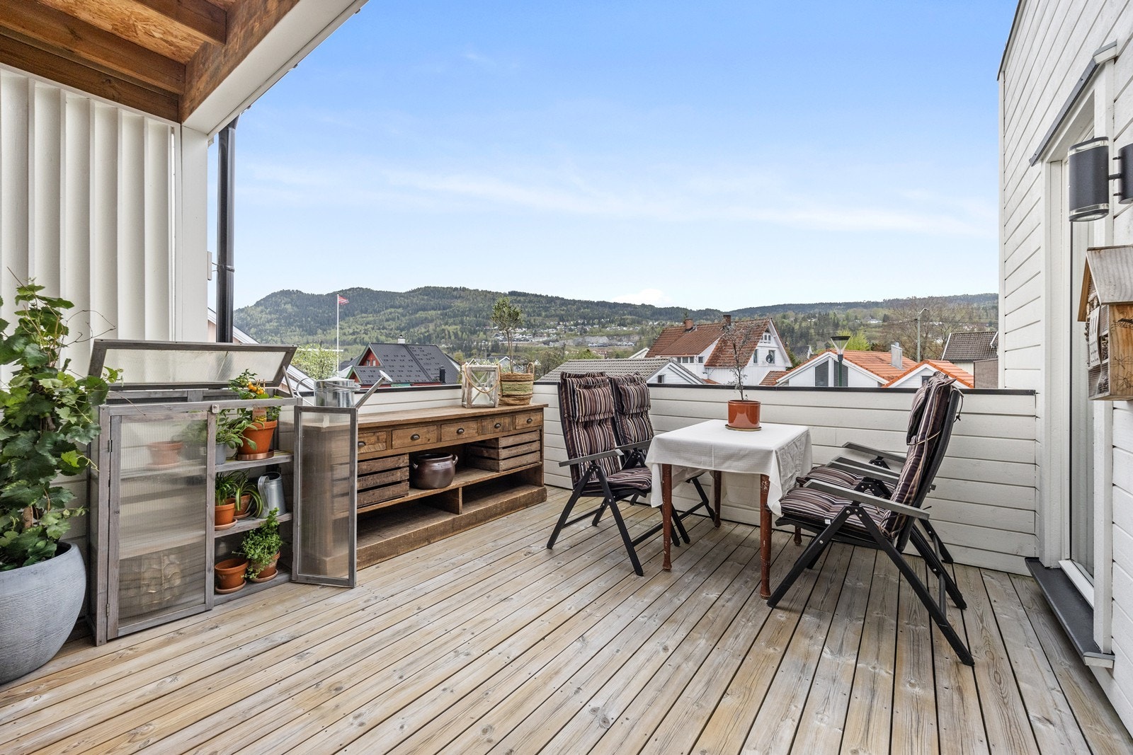 Fra stuen er det adkomst til terrasse på ca. 17m2 Galleribilde