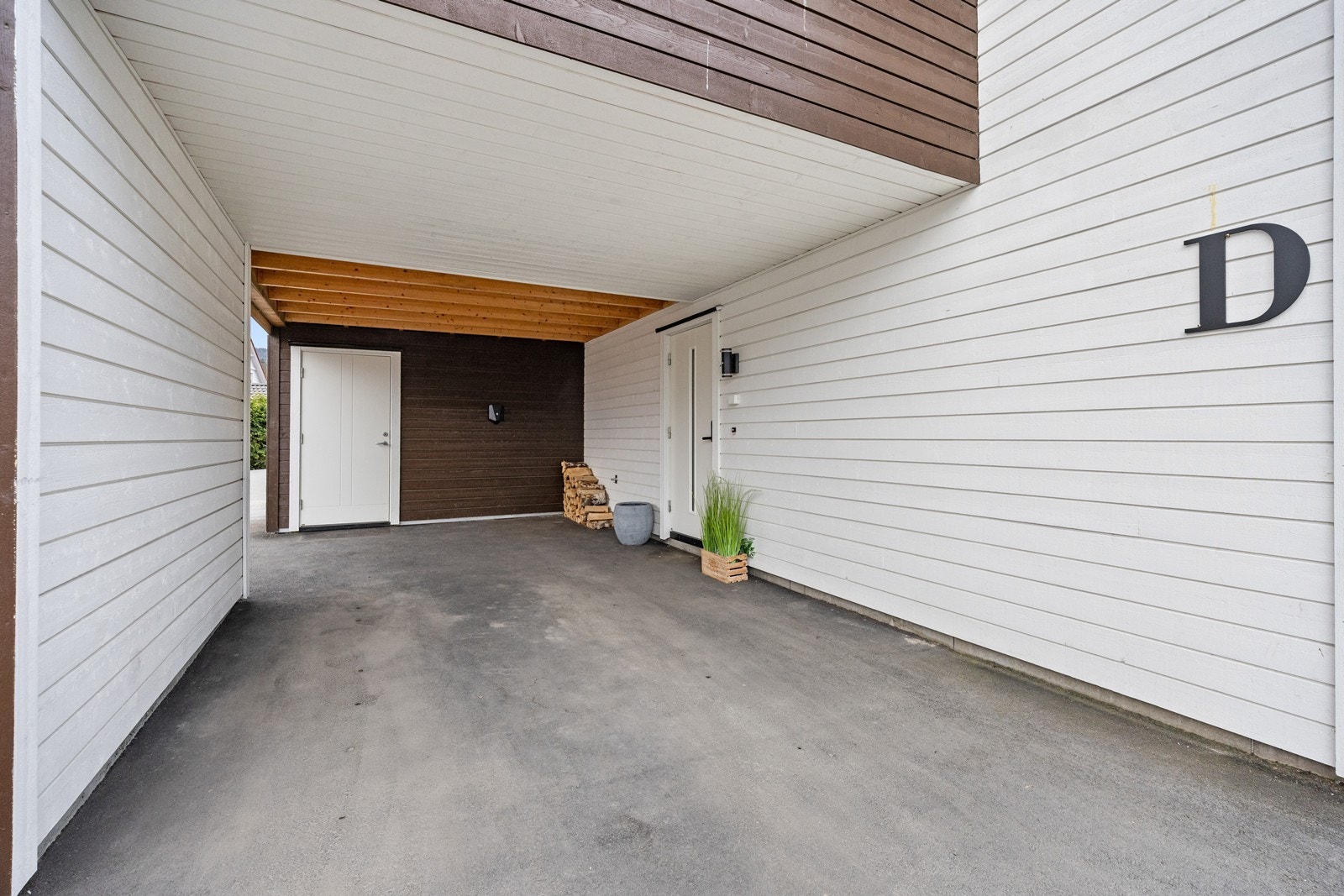 Parkering i integrert carport med montert elbil-lader Galleribilde