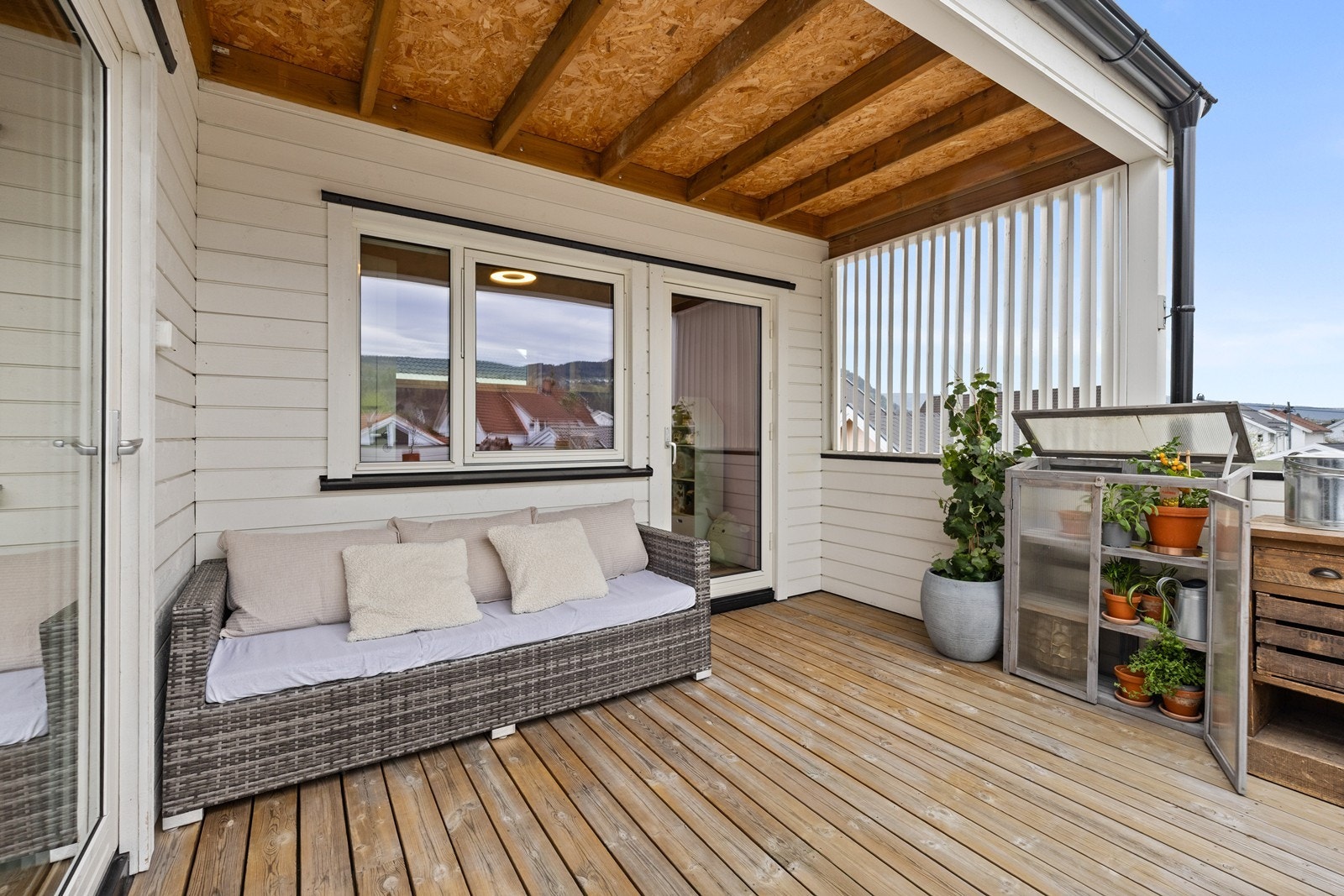 God plass til lounge under tak Galleribilde