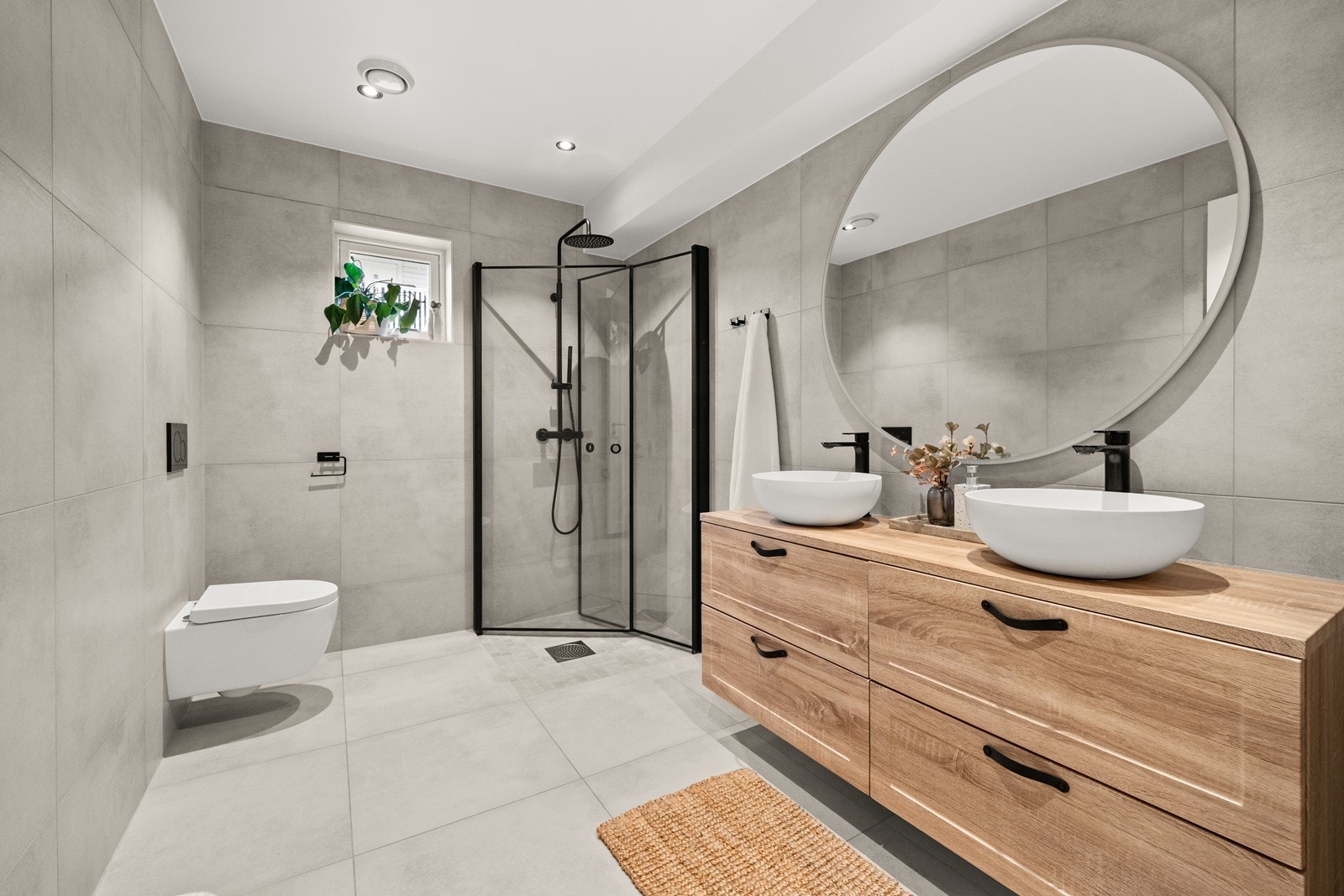 Romslig og lekkert bad med 60x60 fliser på gulv og vegger samt varmekabler i gulv Galleribilde