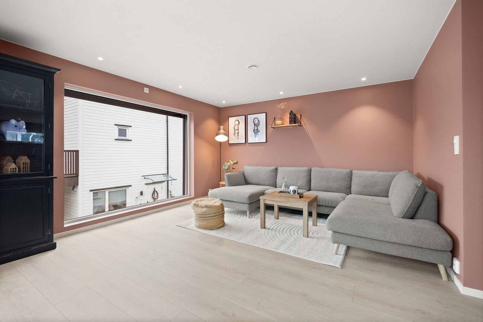 Her er det god plass for romslig sofagruppe med tilhørende tv-møblement Galleribilde