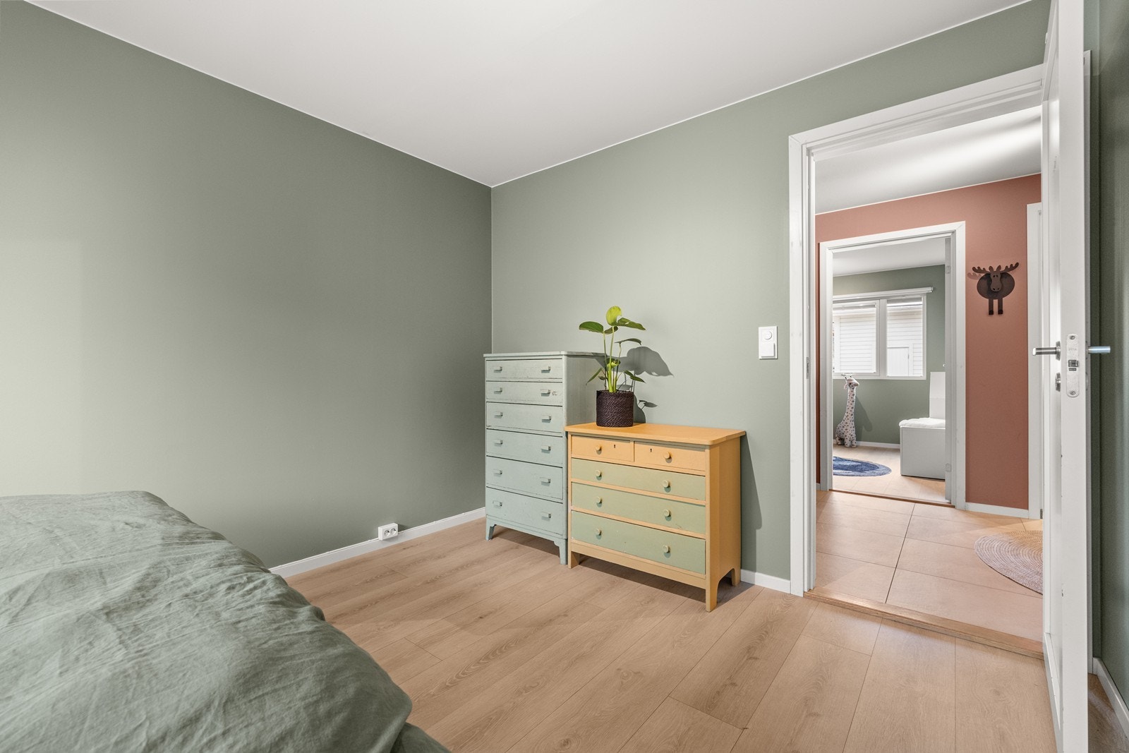 Soverommet gir god plass for garderobeskap Galleribilde