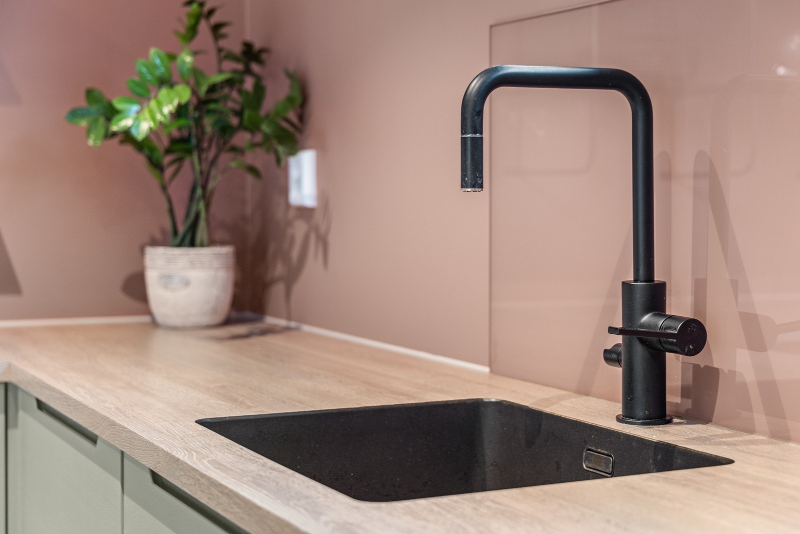 Benkeplate i laminat og glassplate over kjøkkenbenk Galleribilde