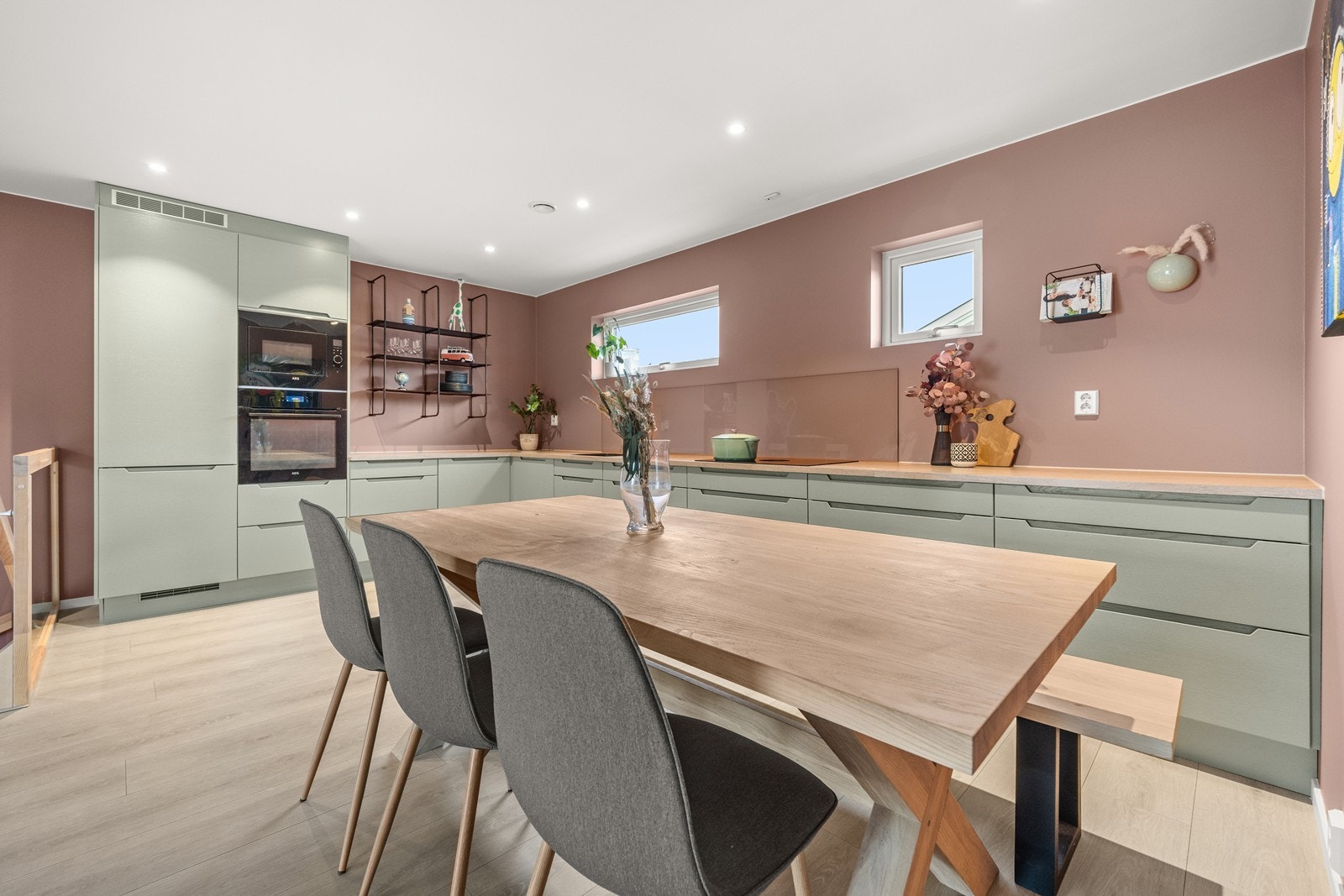 Kjøkkenet har også godt med oppbevaringsplass i skuffer og skap Galleribilde