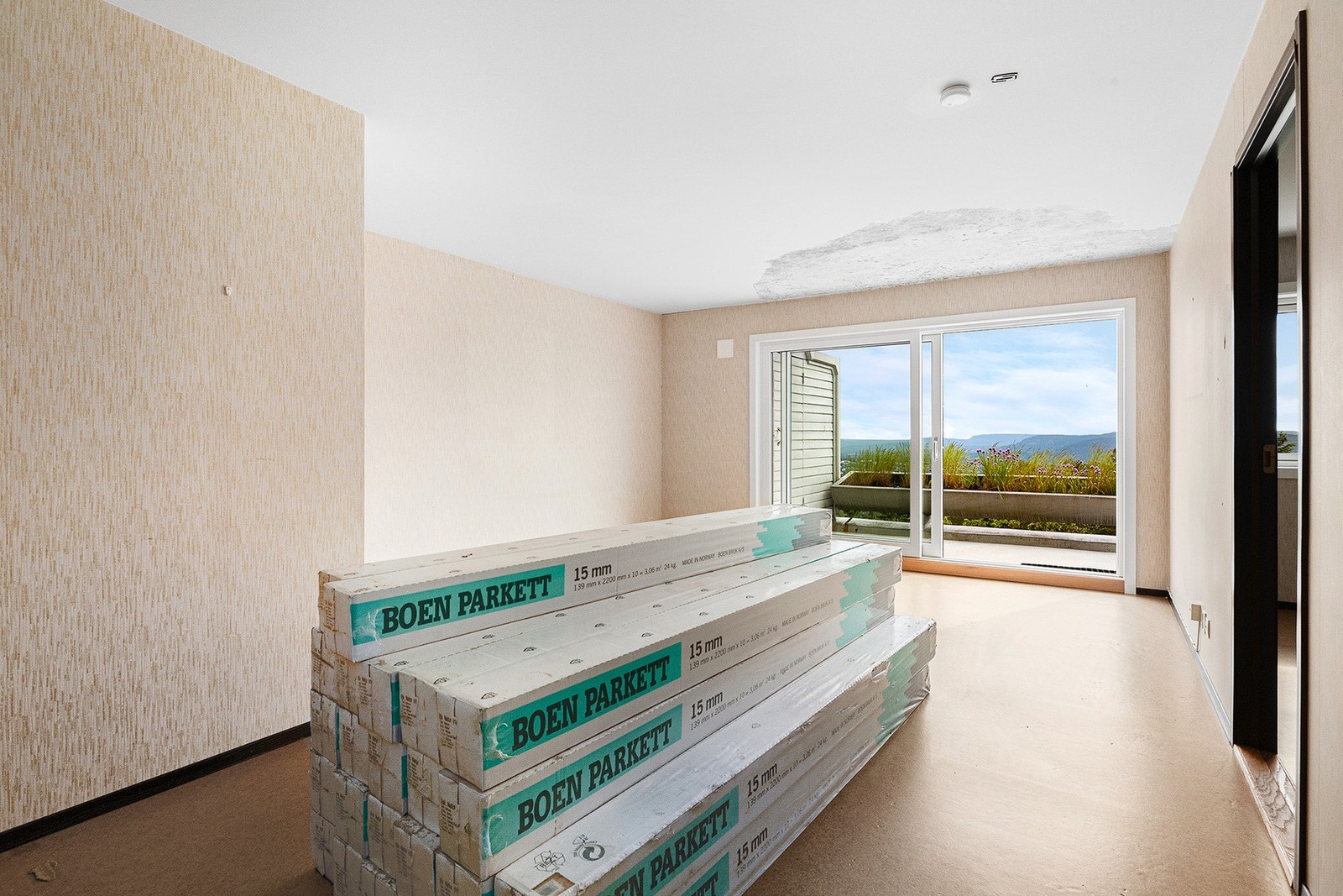 Utgang til en av boligens terrasse Galleribilde