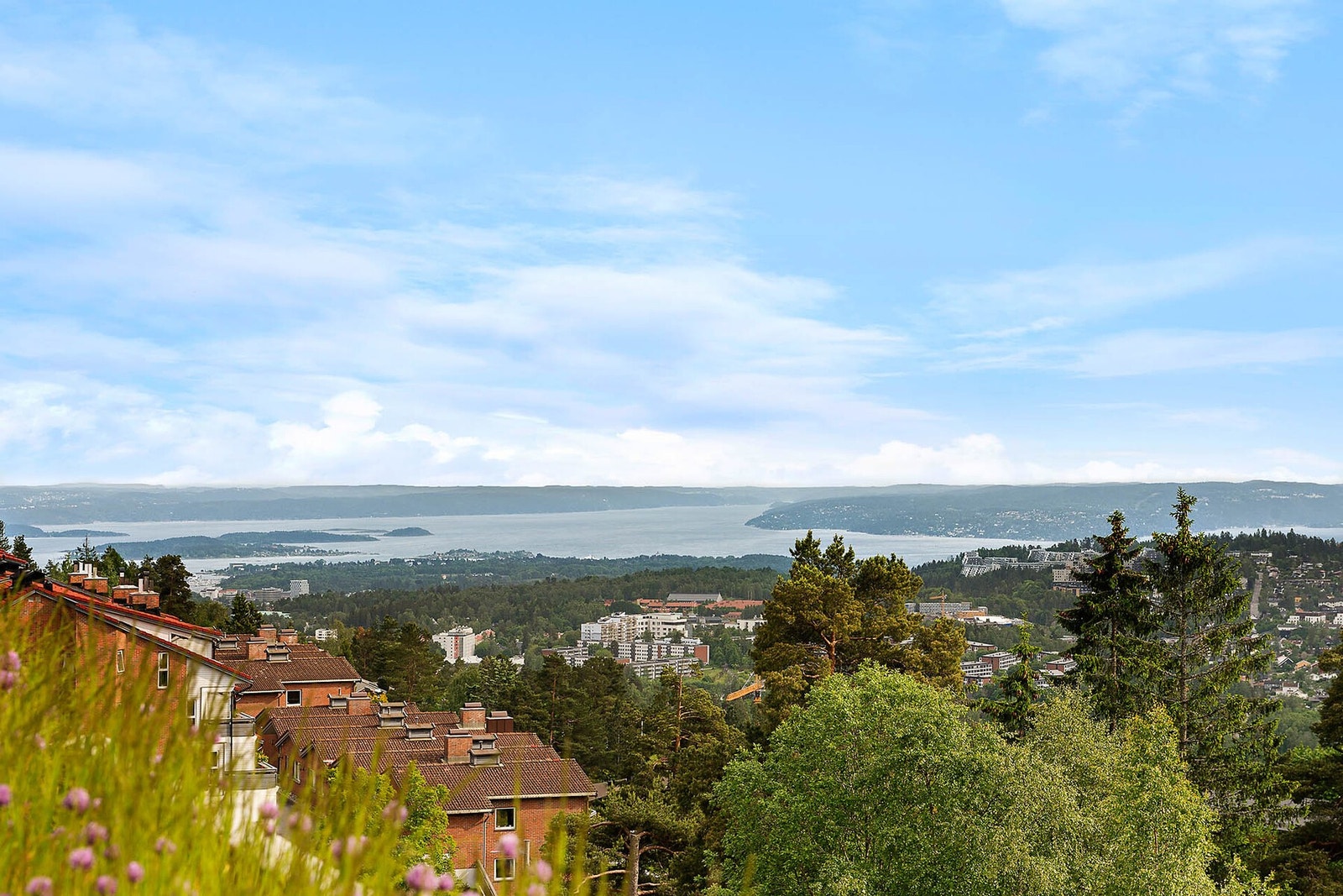 Velkommen til Grindbakken 38. Stor sydvestvendt terrasse med gode solforhold og nydelig utsikt. Galleribilde