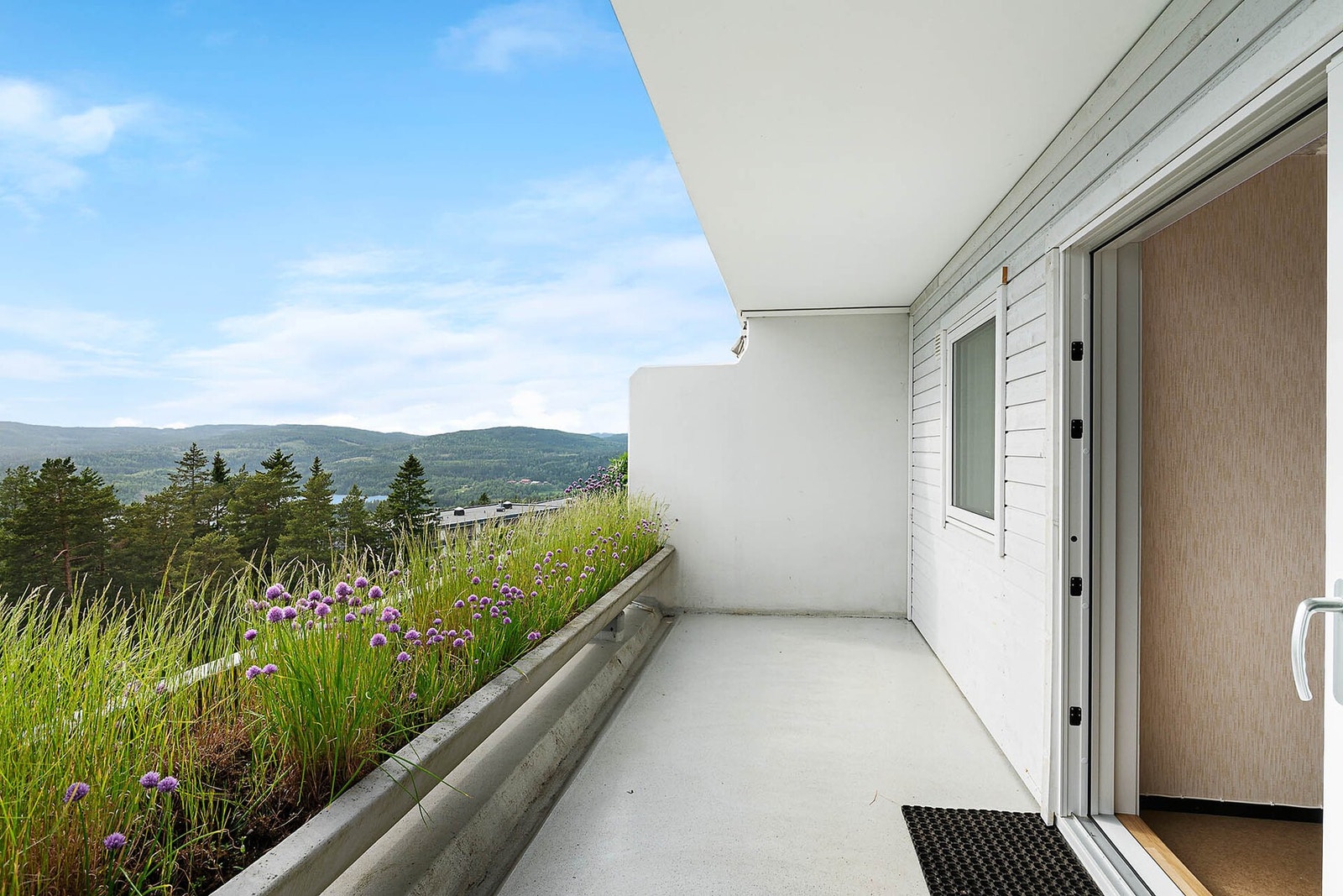 Stor terrasse. Galleribilde