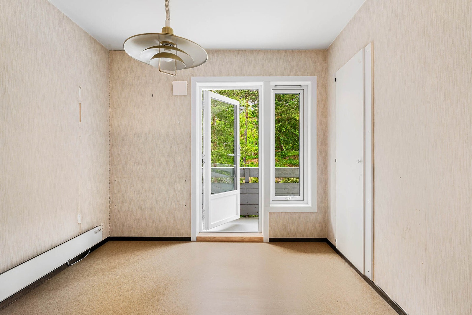 Utgang til terrasse nr. 2 fra det ene soverommet. Galleribilde