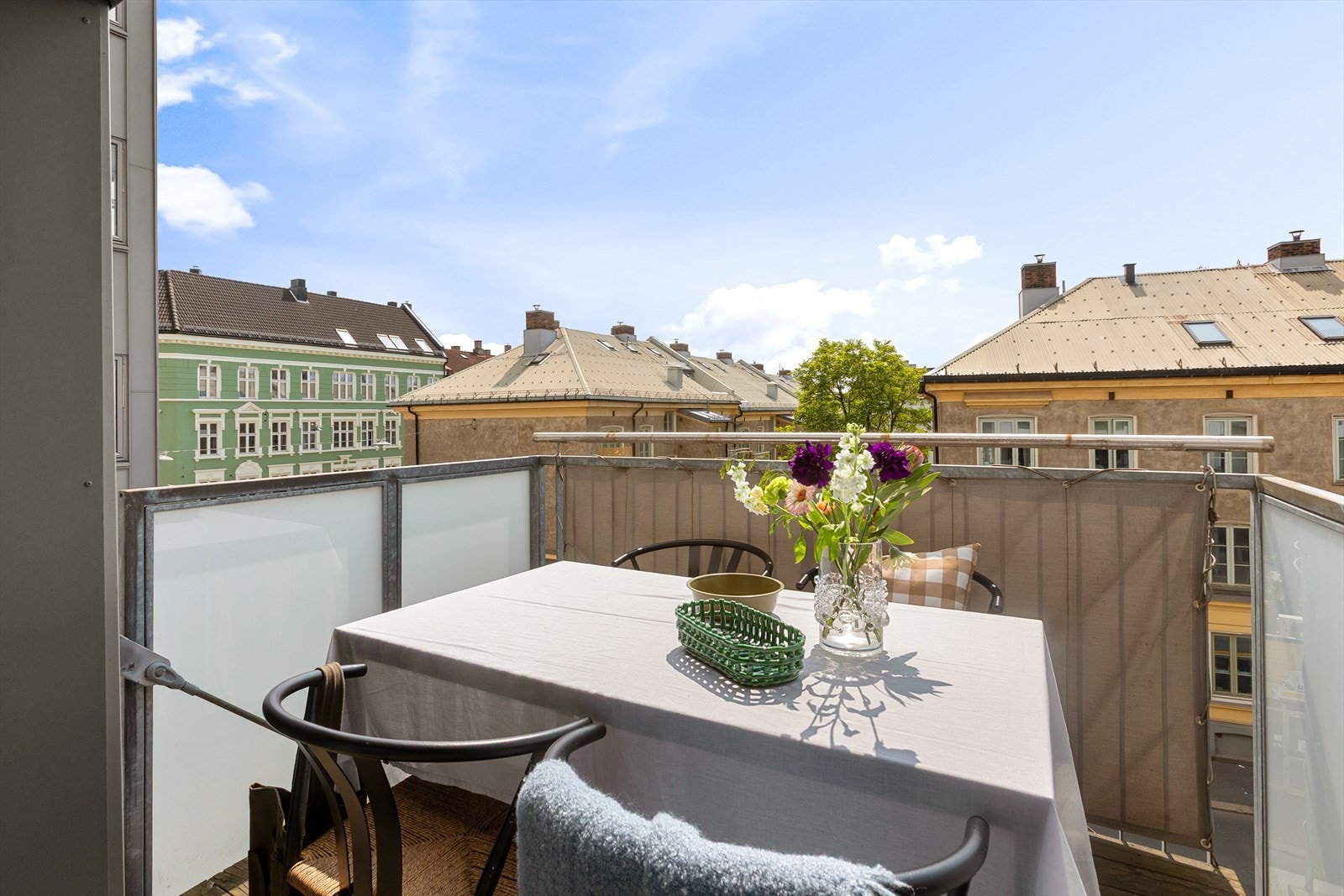 Fra stuen har du utgang til sydvendt balkong på 7 kvm Galleribilde