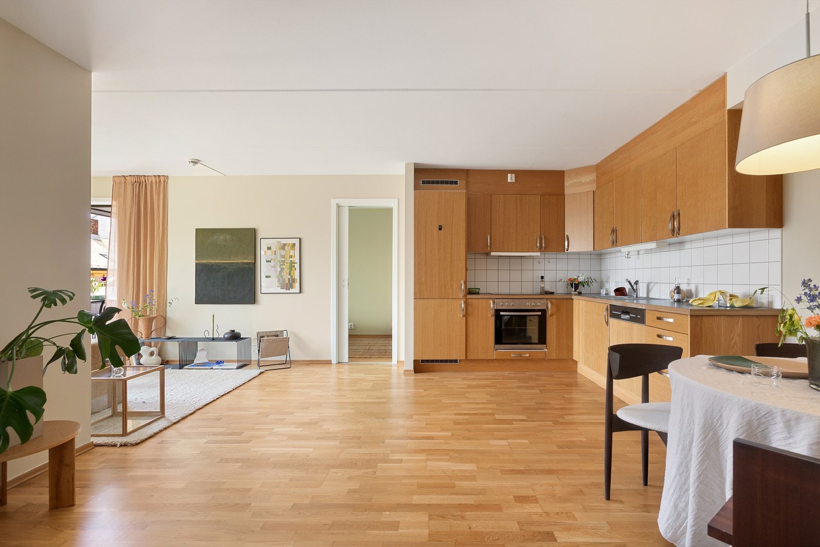 Leiligheten ligger fint til i 2. etasje med heisadkomst Galleribilde