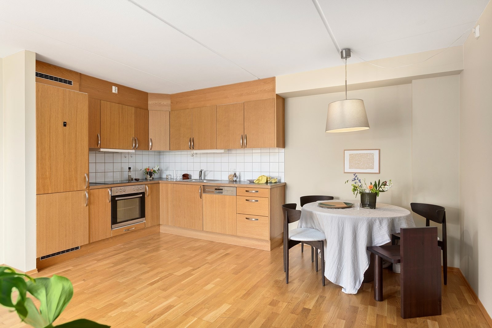 Stue og kjøkken har en åpen og sosial løsning Galleribilde