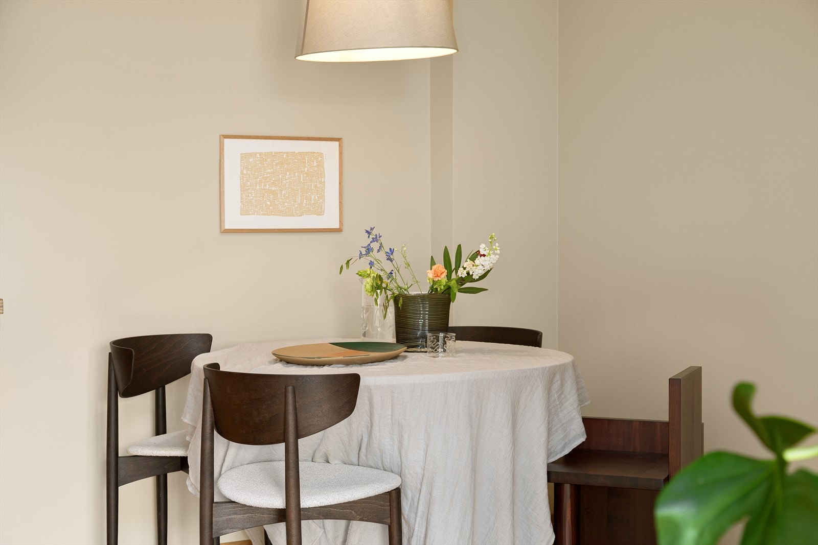 Det er god plass til spisebord i fin tilknytning til kjøkkenet Galleribilde