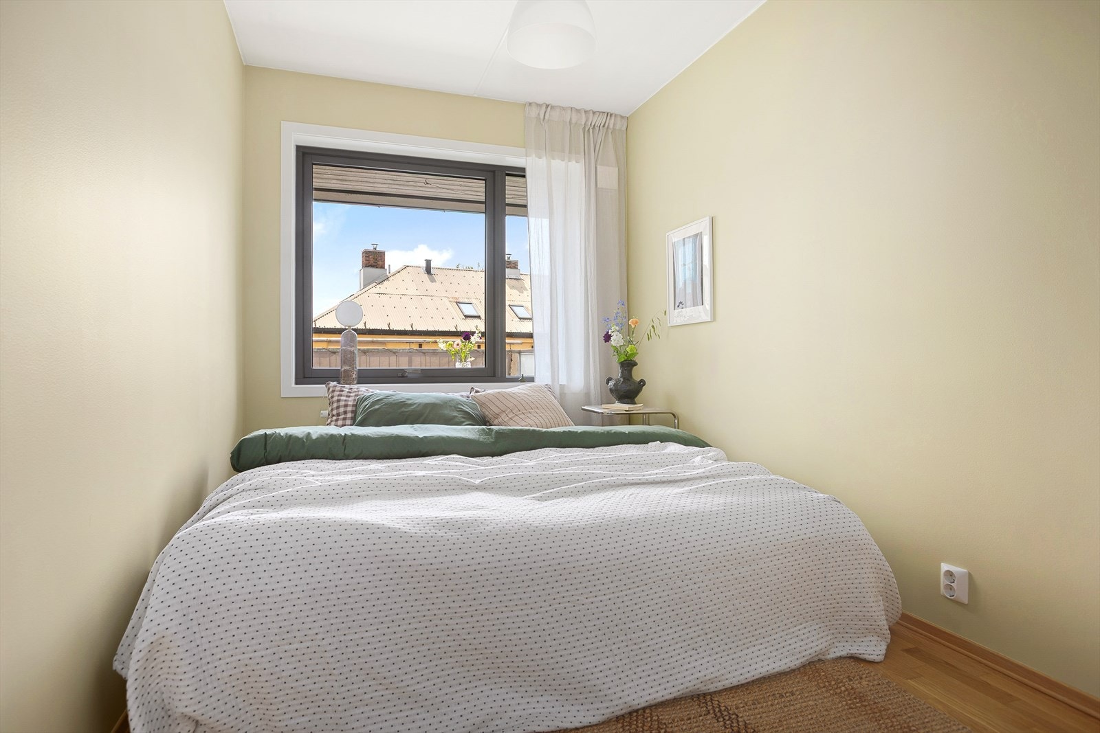 Lyst og pent soverom med adkomst fra stue/kjøkken Galleribilde