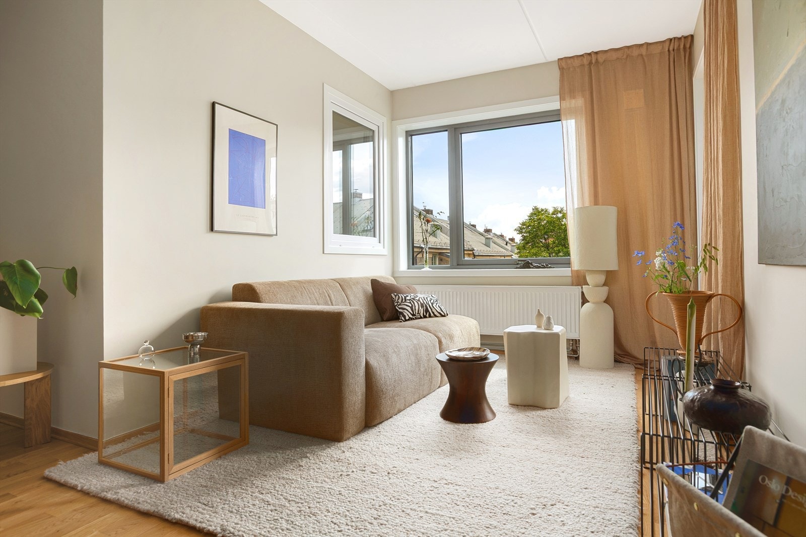 Leiligheten er holdt i lyse og pene fargetoner. Det er lagt trestavs parkett på gulvene Galleribilde