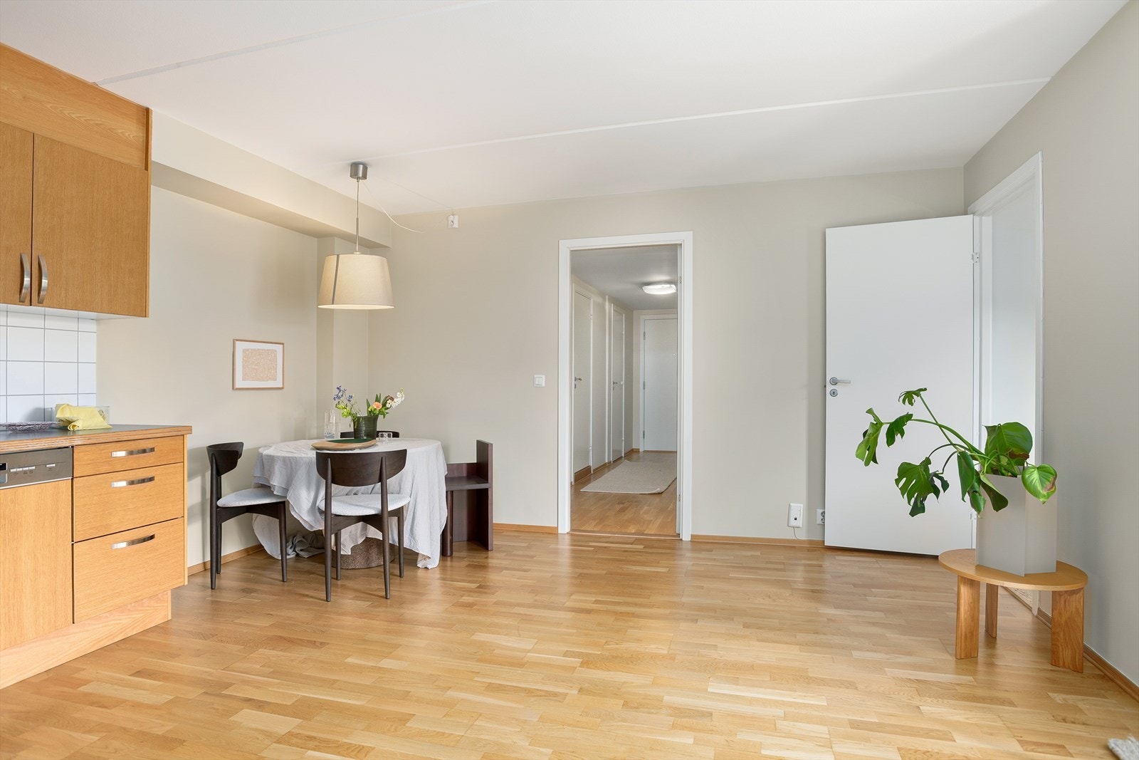 Leiligheten har en optimal planløsning med plass til møblering i flere soner Galleribilde