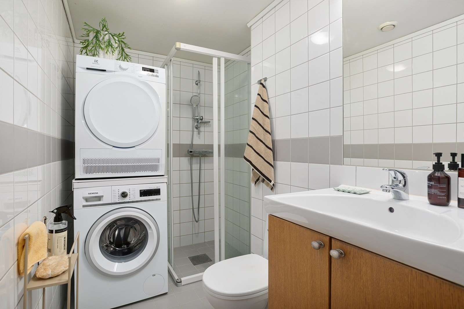 Helfliset baderom med varme i gulv og opplegg for vaskemaskin/tørketrommel Galleribilde