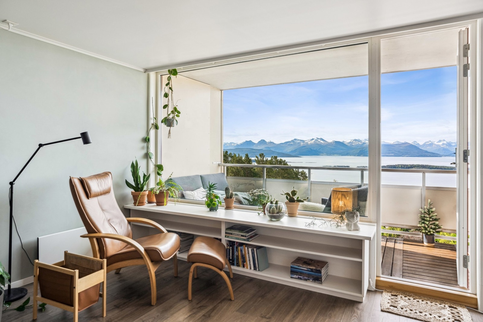 Sørvendt vindu med utgang til terrasse Galleribilde