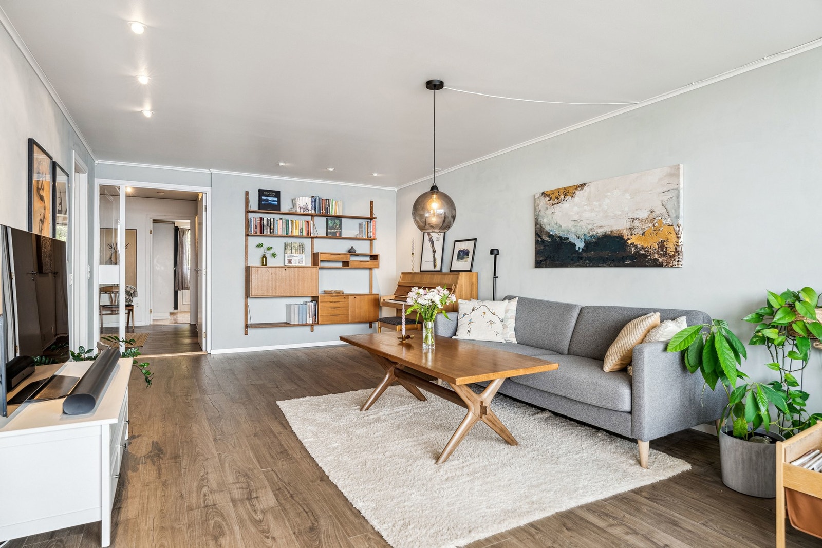 Stue med laminatgulv, veggene er malt med sparkelmaling Galleribilde