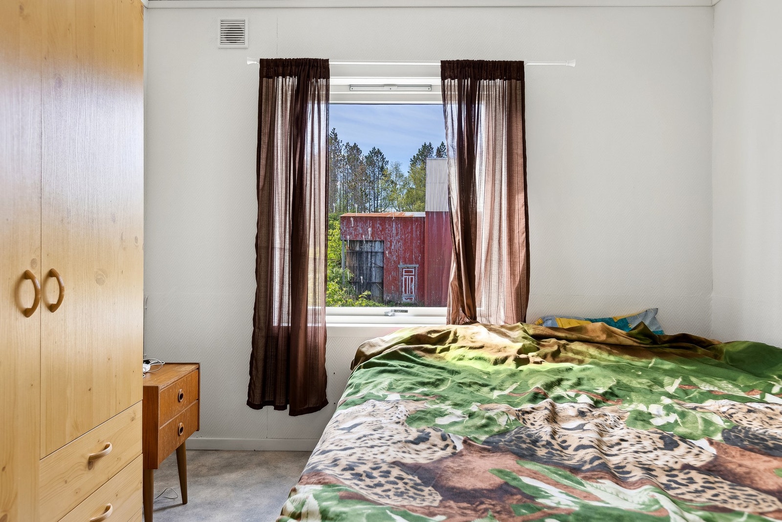 Boligen har totalt fem soverom, med to soverom i boligens andre etasje. Galleribilde