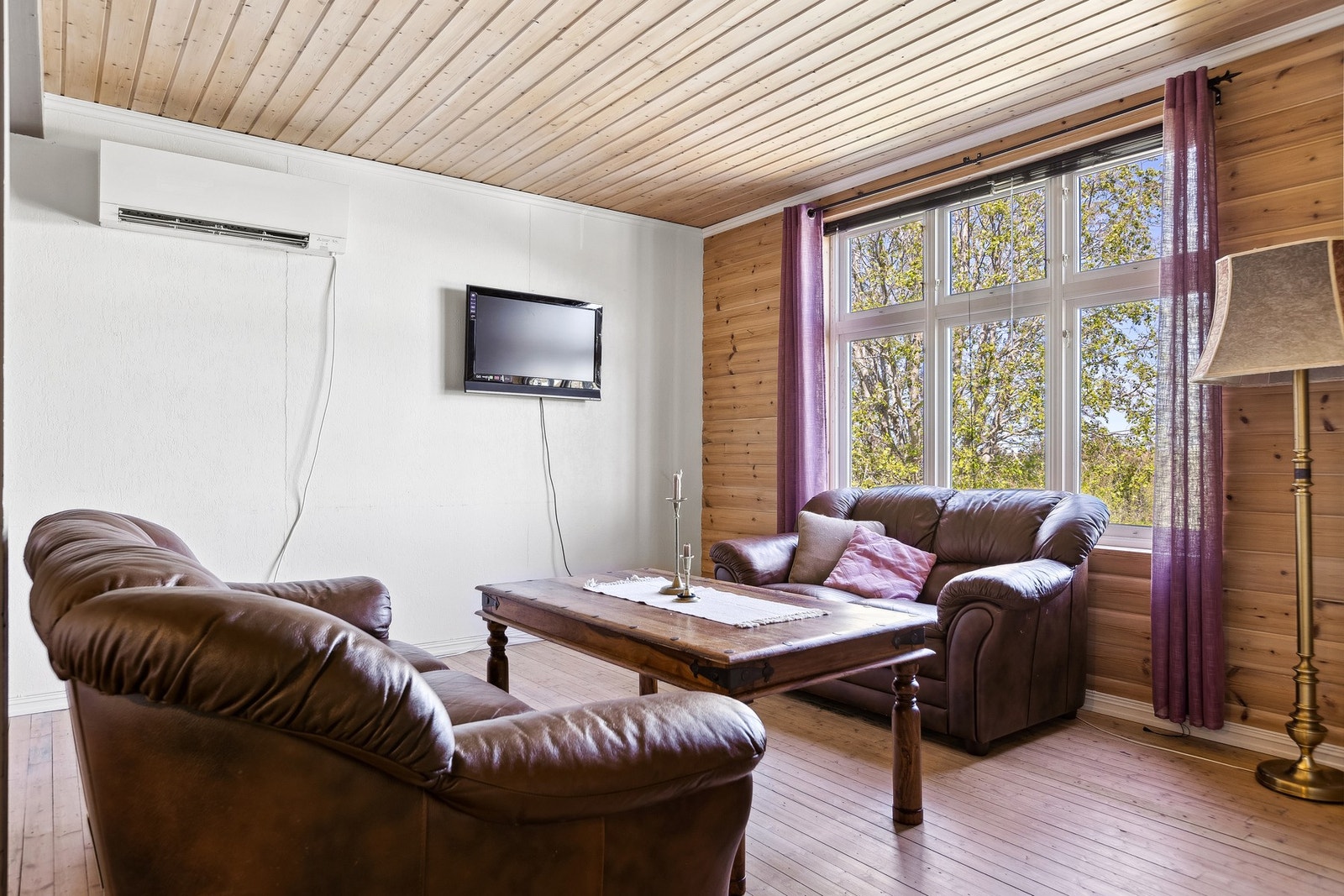 1.etasje består av åpen stue- og kjøkkenløsning, tre soverom, bad, gang og vindfang. Galleribilde