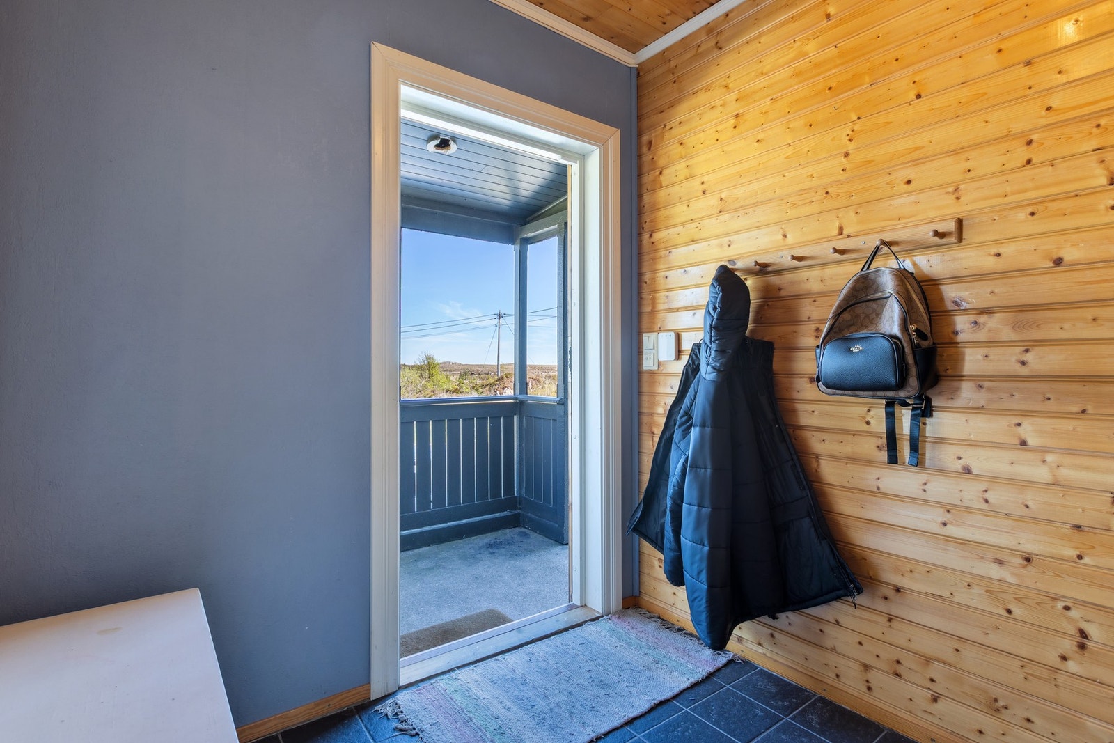 Inngangsparti med god plass til både sko og yttertøy. Galleribilde