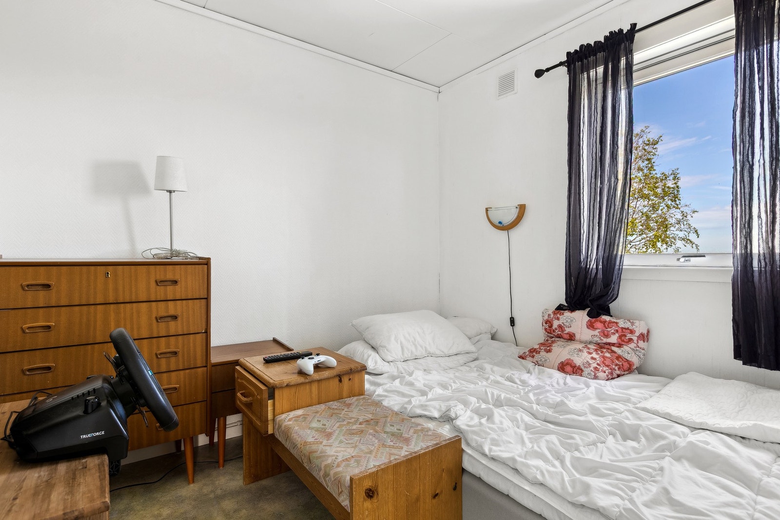 Soverommet gir plass til både komfortabel seng og praktiske oppbevaringsløsninger. Galleribilde