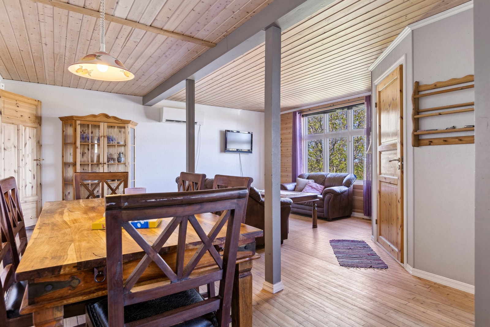 Åpen stue- og kjøkkenløsning gir god romfølelse og naturlig flyt i boligen. Galleribilde