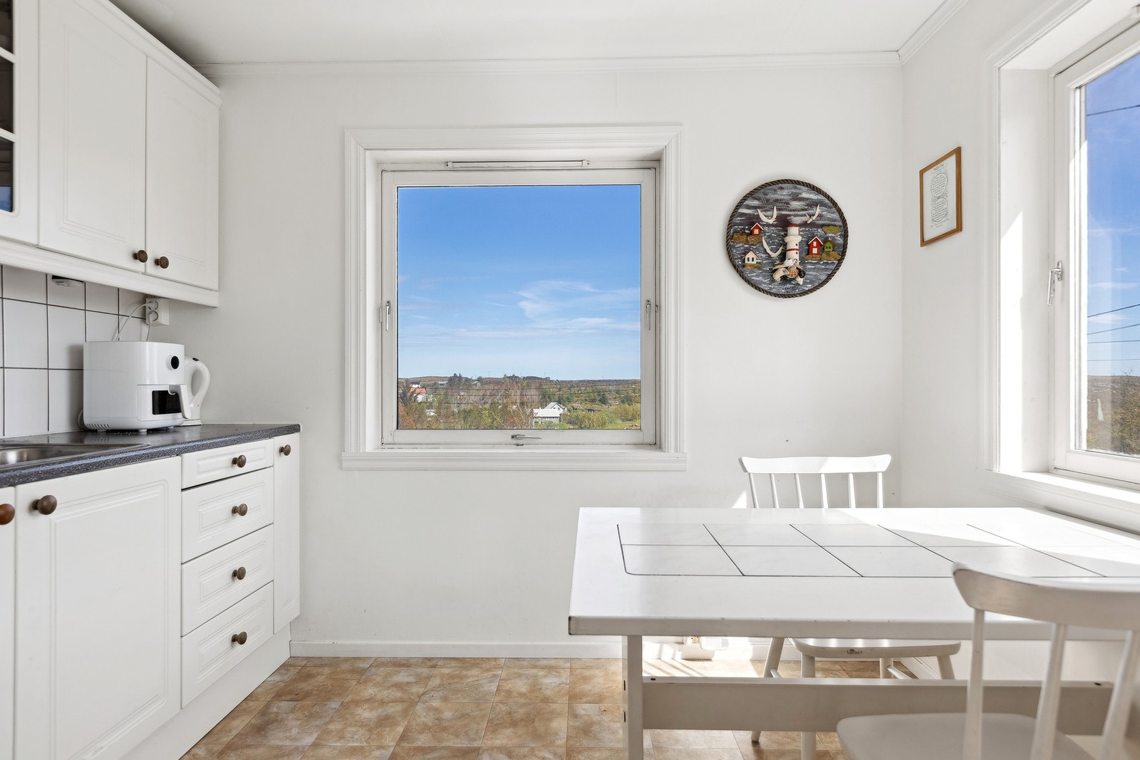 De lyse overflatene i kombinasjon med vindu gir et naturlig og behagelig lysinnslipp, og skaper en trivelig atmosfære i hverdagen. Galleribilde