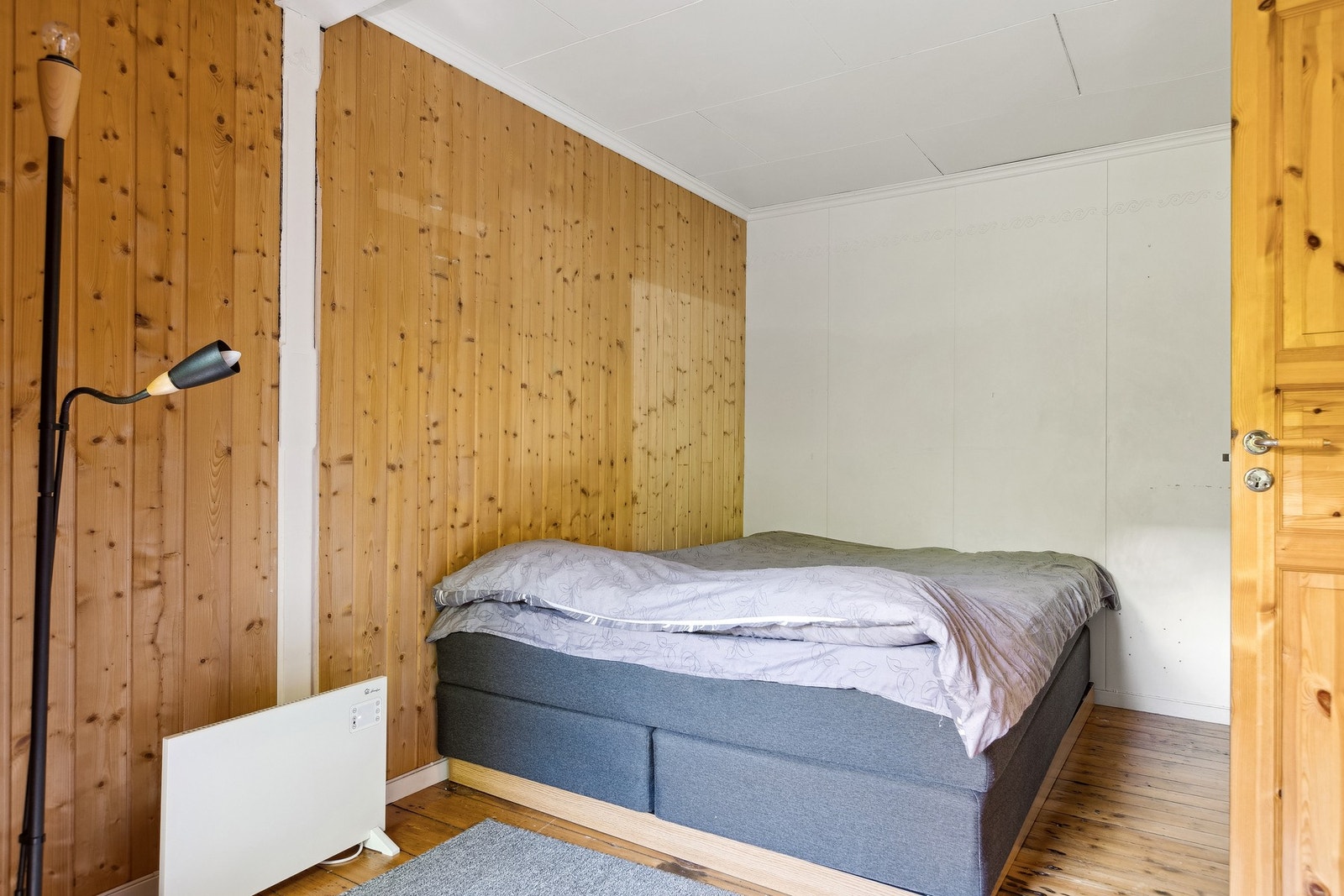 Soverommet har god størrelse med plass til både seng, skap og annen oppbevaring. Galleribilde