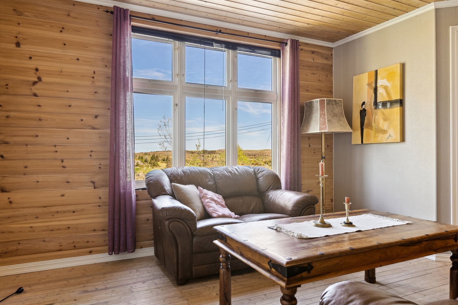 Oppvarming av boligen skjer via vedovn og varmepumpe. Galleribilde