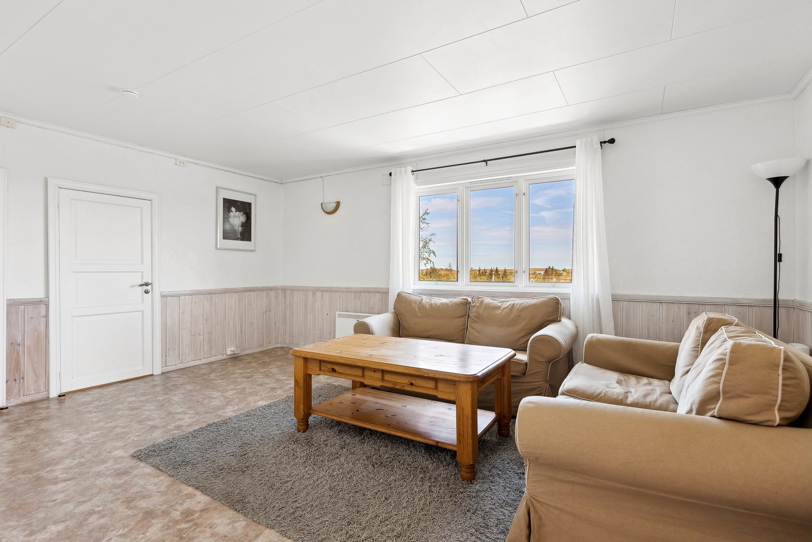 Boligen består av to separate etasjer med egen inngang via utvendig trapp. Galleribilde