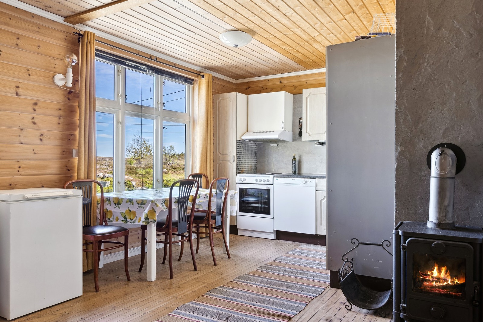 Kjøkkenet ligger i åpen forbindelse med stuen og har praktisk utforming. Galleribilde