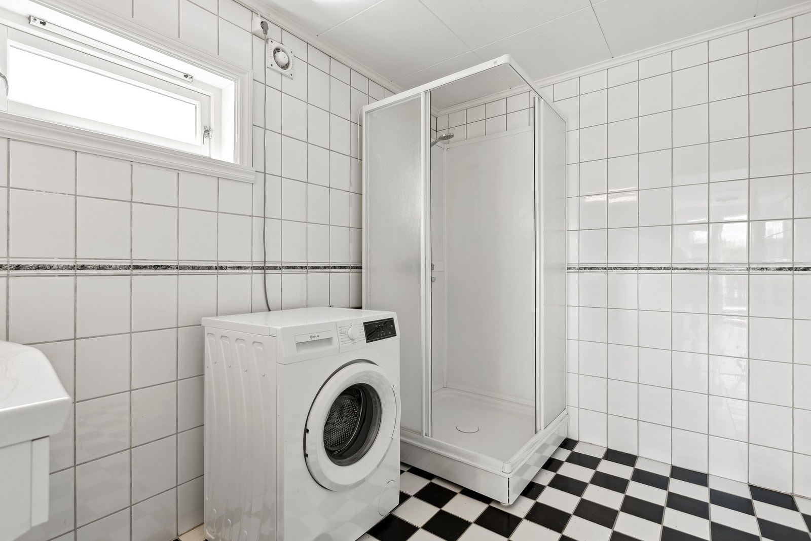 Baderommet måler 5 kvm med smarte oppbevaringsløsninger og god plass til det du trenger i hverdagen. Galleribilde