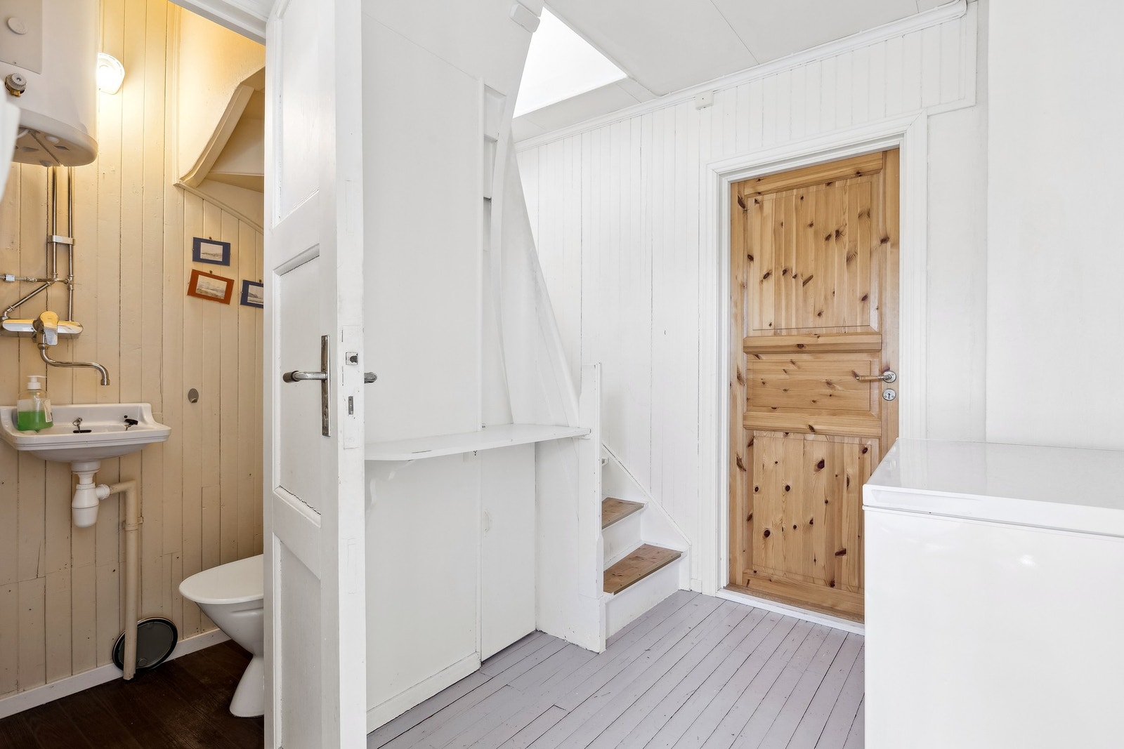 Fra gangen i første etasje går veien videre til et separat toalett og trappoppgang til andre etasje. Galleribilde