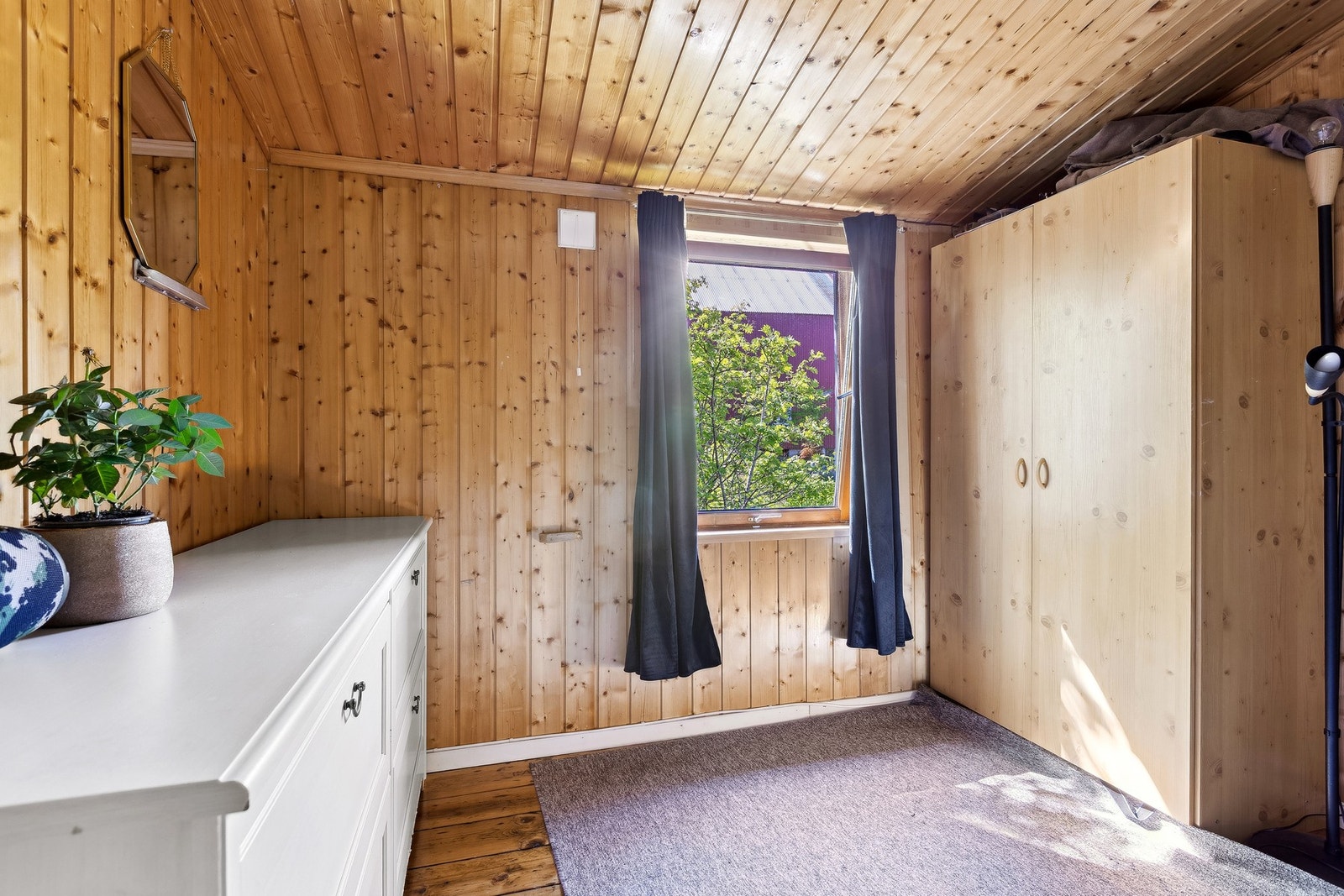 Et allsidig soverom med flere muligheter, perfekt som gjesterom eller omkledningsrom. Galleribilde