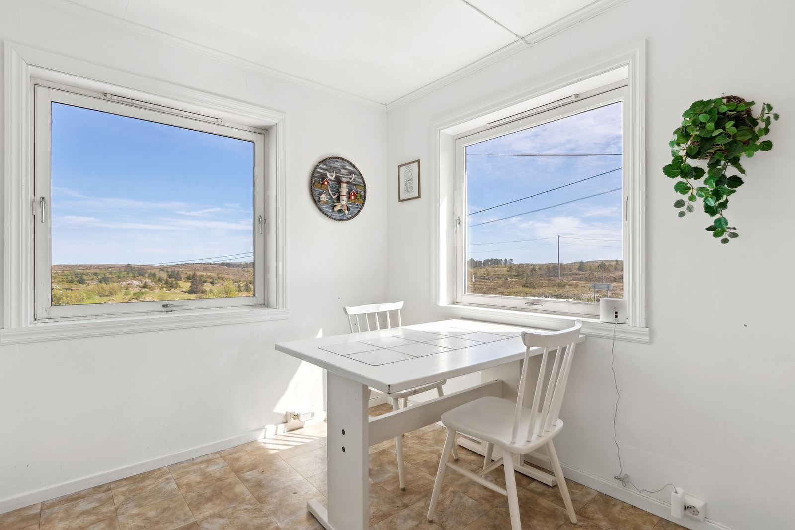 Kjøkkenet har også god plass til spisebord, og fungerer som et naturlig samlingspunkt for både familie og gjester. Galleribilde