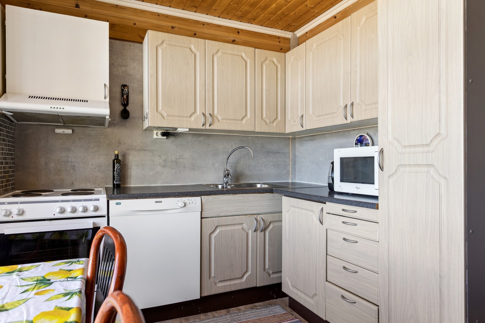 Lyst og funksjonelt kjøkken med god arbeidsflate, rikelig skapplass og praktisk planløsning som gjør matlagingen til en hyggelig opplevelse Galleribilde