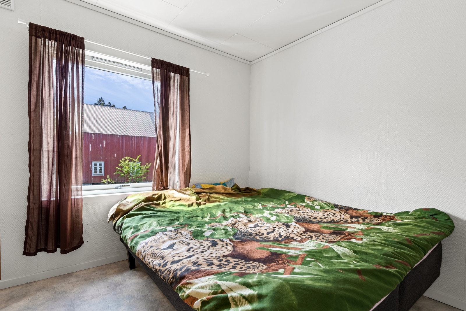 Lyst og romslig soverom med plass til både dobbeltseng, garderobeløsning og fleksibel møblering. Galleribilde