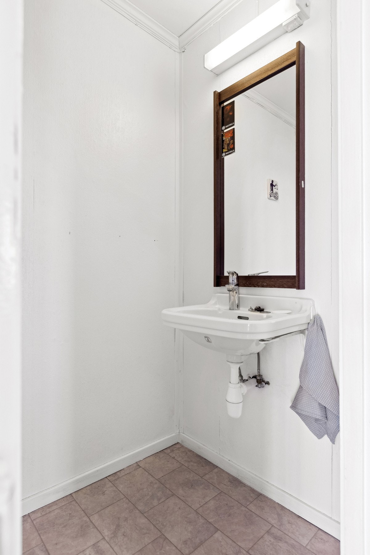 Rommet er utstyrt med servant og toalett, og fremstår som funksjonelt og lettstelt. Galleribilde