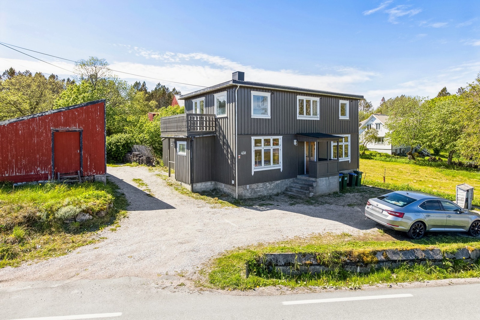 Denne fleksible boligen byr på mange muligheter - perfekt for deg som ønsker ekstra leieinntekter eller en funksjonell generasjonsbolig Galleribilde