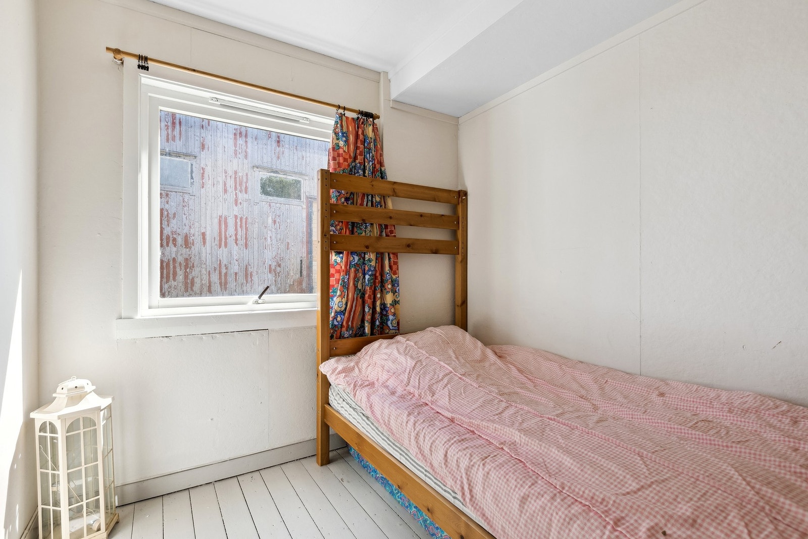 Soverommet oppleves luftige og innbydende, med plass til alt du trenger for en funksjonell og behagelig hverdag. Galleribilde