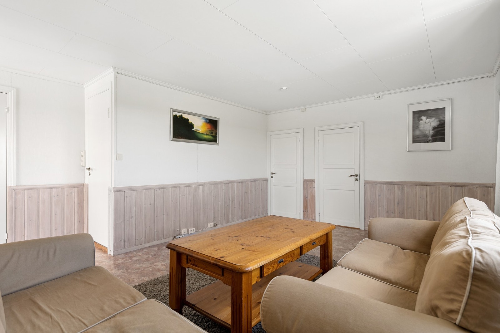 2.etasje består av stue, kjøkken, bad, to soverom, separat toalett og balkong. Galleribilde