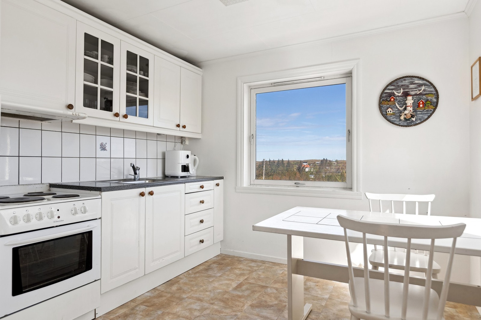 Kjøkkenet er både funksjonelt og innbydende, og er utformet med fokus på både estetikk og praktiske løsninger. Galleribilde