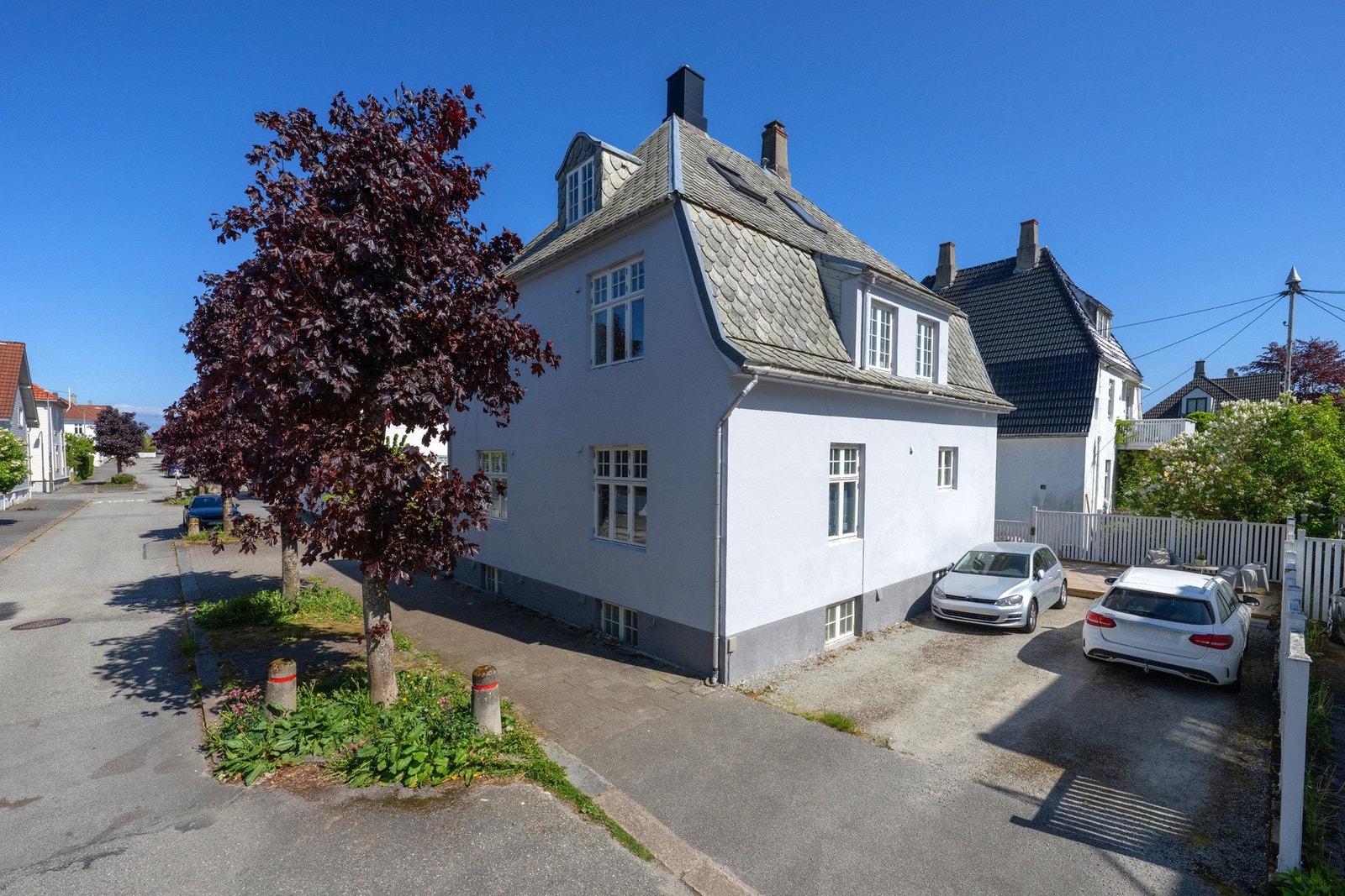 Det er parkering på tomten, selger har hatt plass til 2 biler. Galleribilde