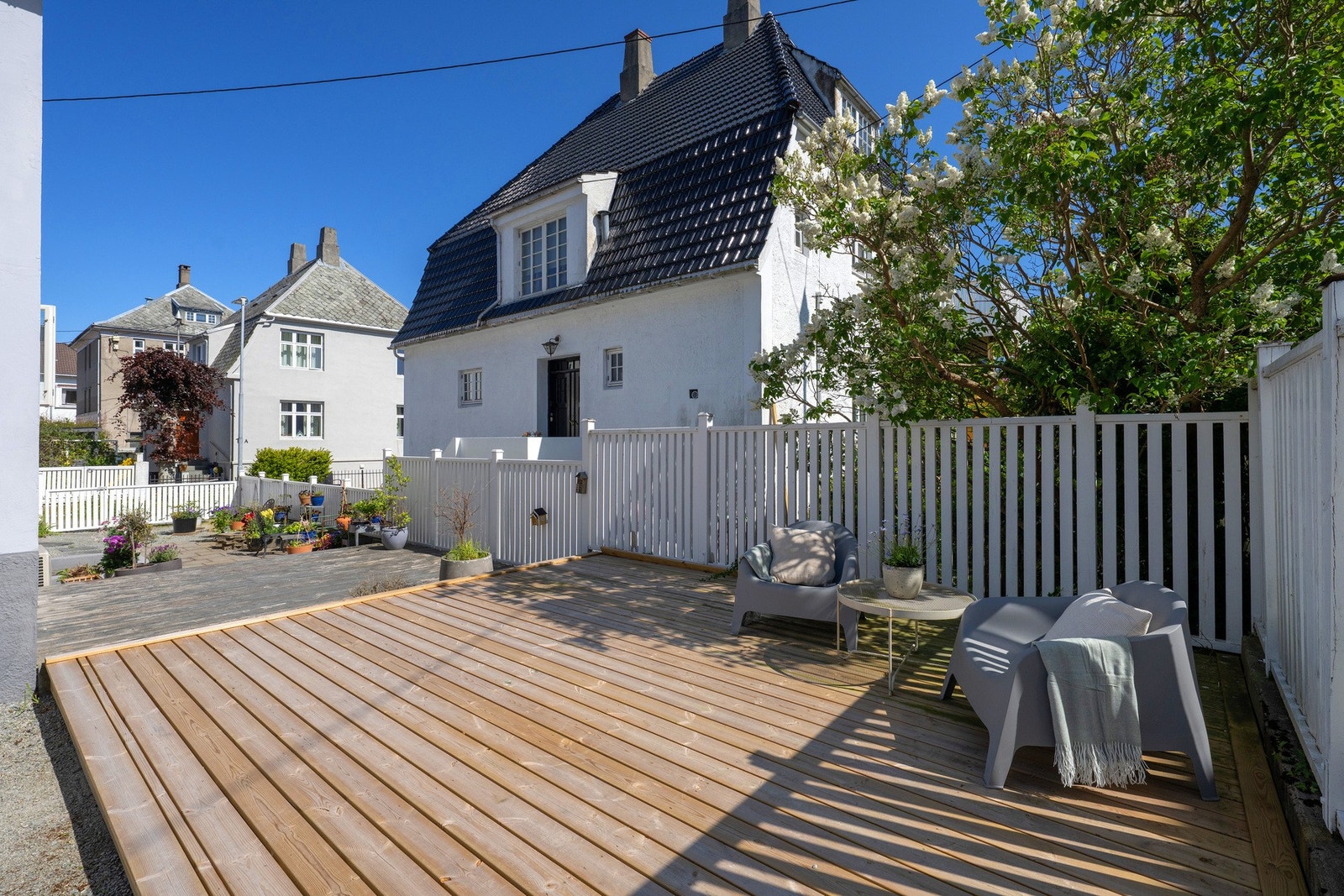 Trivelig platting som ble bygget i 2024. Her kan en nyte en is på sommeren, eller kanskje noe deilig i glasset. Galleribilde