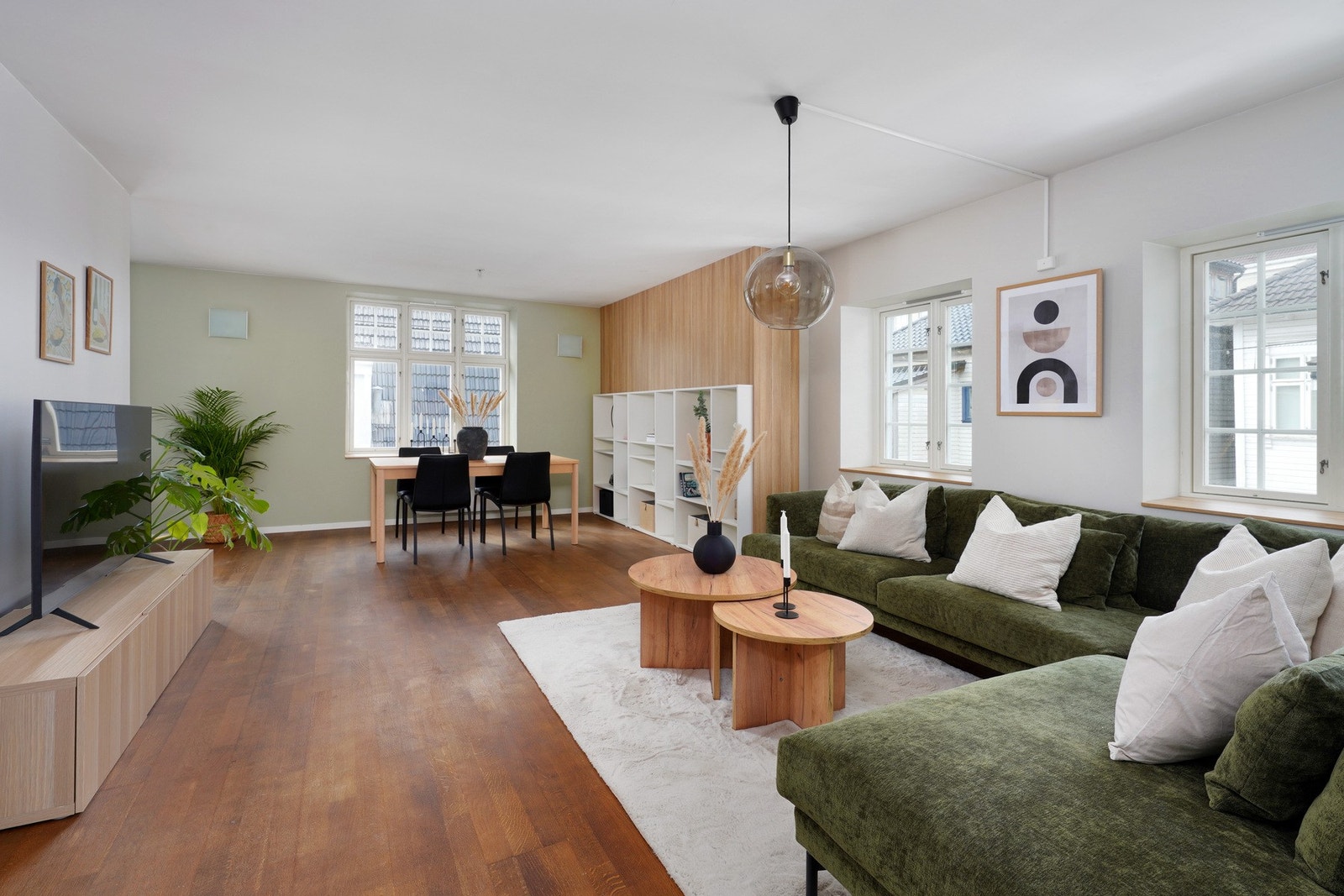 Lys og lekker stue med flott lysinnfall! Galleribilde