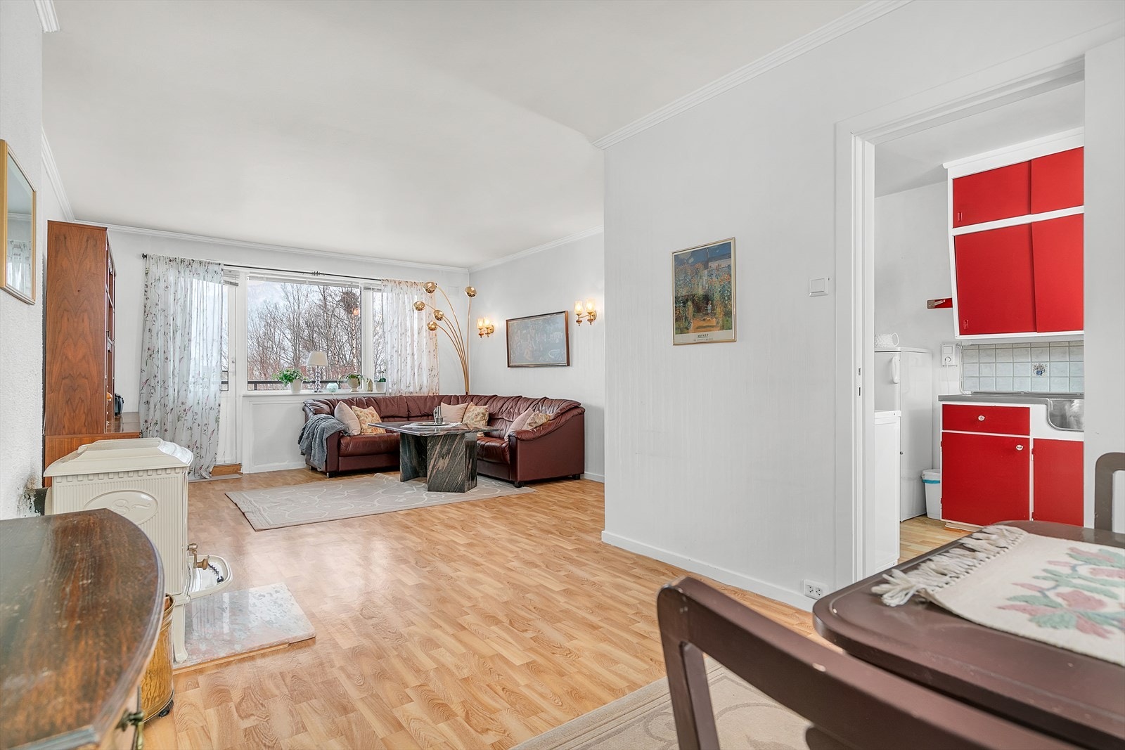 Romslig stue, med naturlig sone for spisestue. Galleribilde